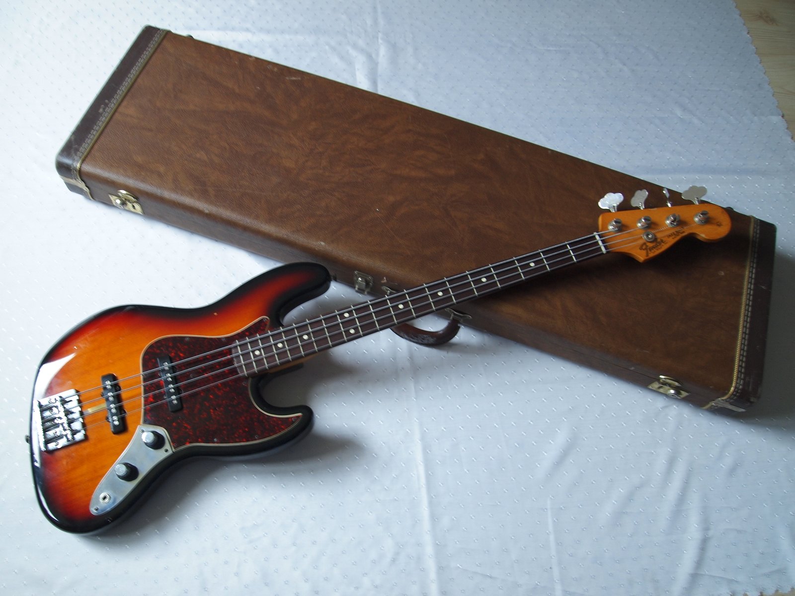 fenderjazzbass62re.jpg