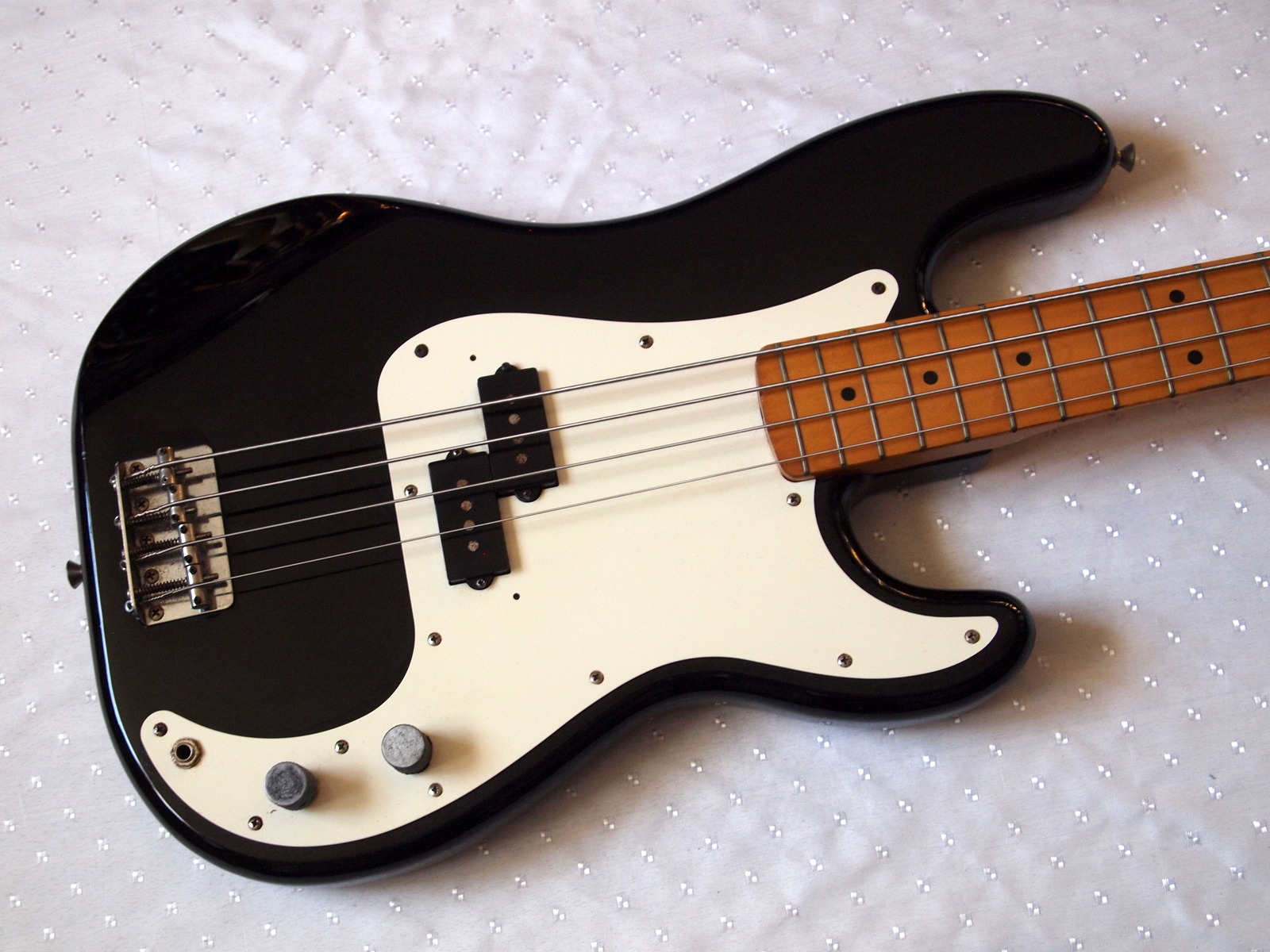 fenderpb57bk.jpg