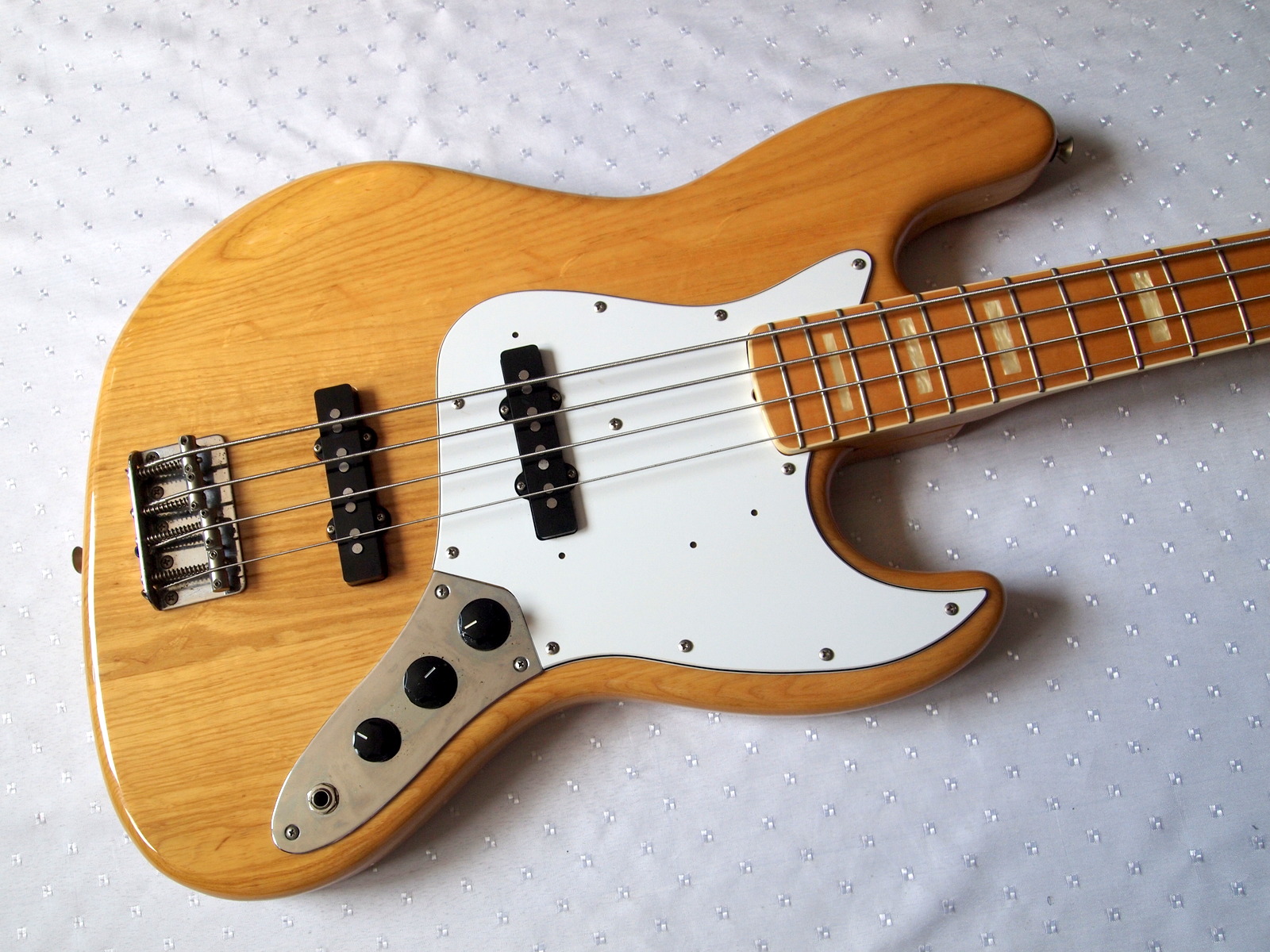 fenderjb75natjapan.jpg