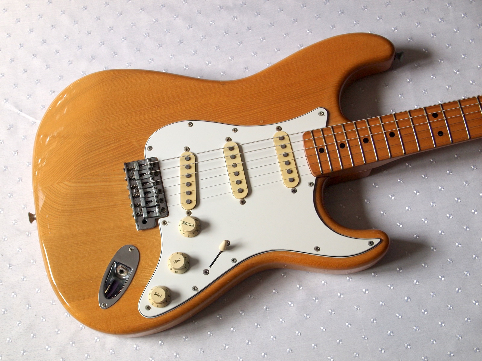 fenderst72nat.jpg