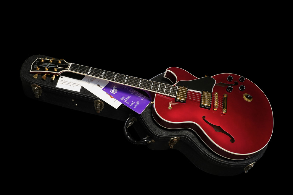 gibson_es137_custom_limited_run_ruby_red_rare_2003_21_x990.jpg