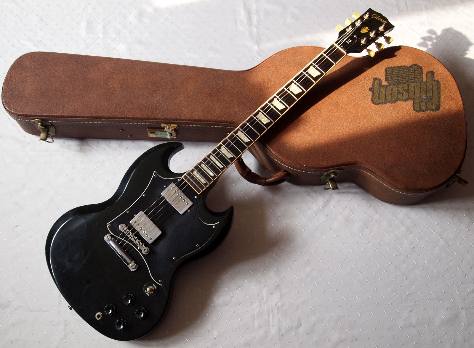 gibsonsgblack.jpg