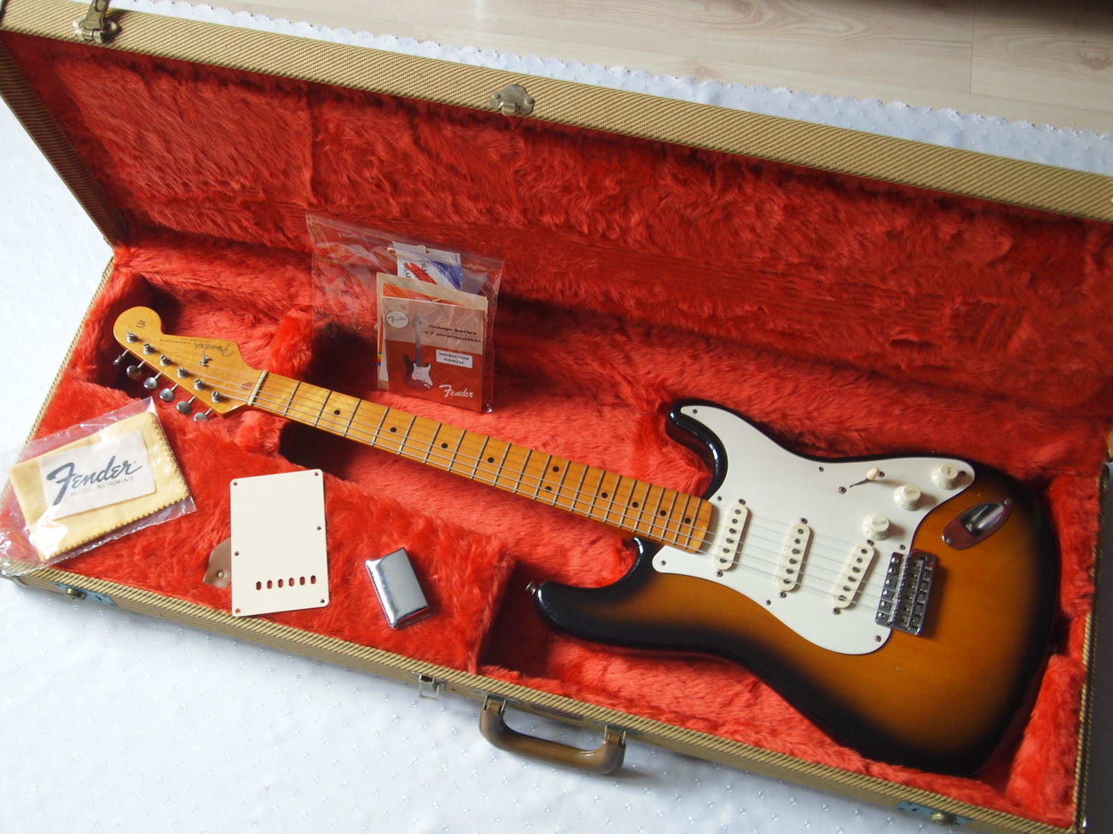 fenderstratavri57.jpg