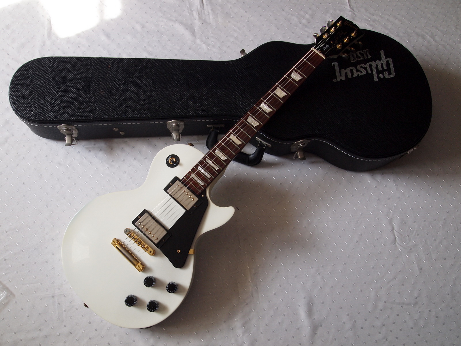 gibsonlpstudiowhite.jpg