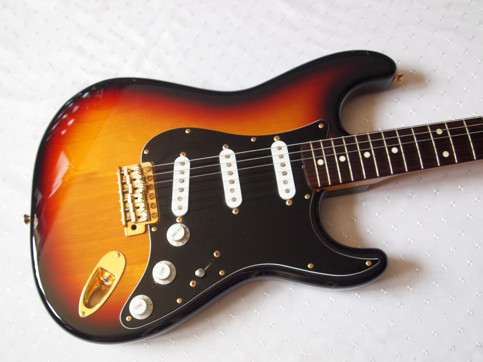 fenderstratsrvjapan.jpg