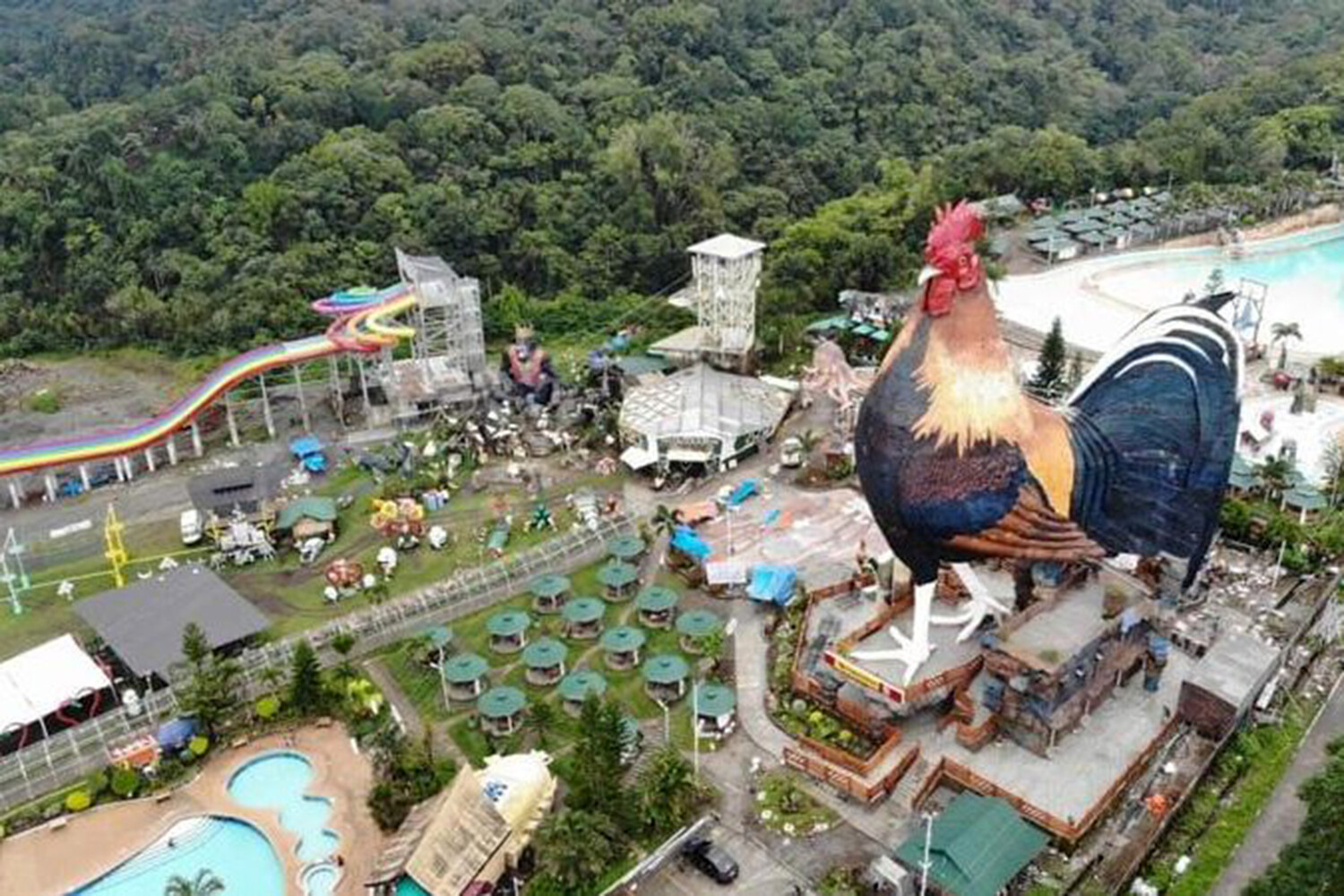 philippinesresortfeaturesworldslargestchickenshapedbuildingpic4_zoom1500x150043105.jpg